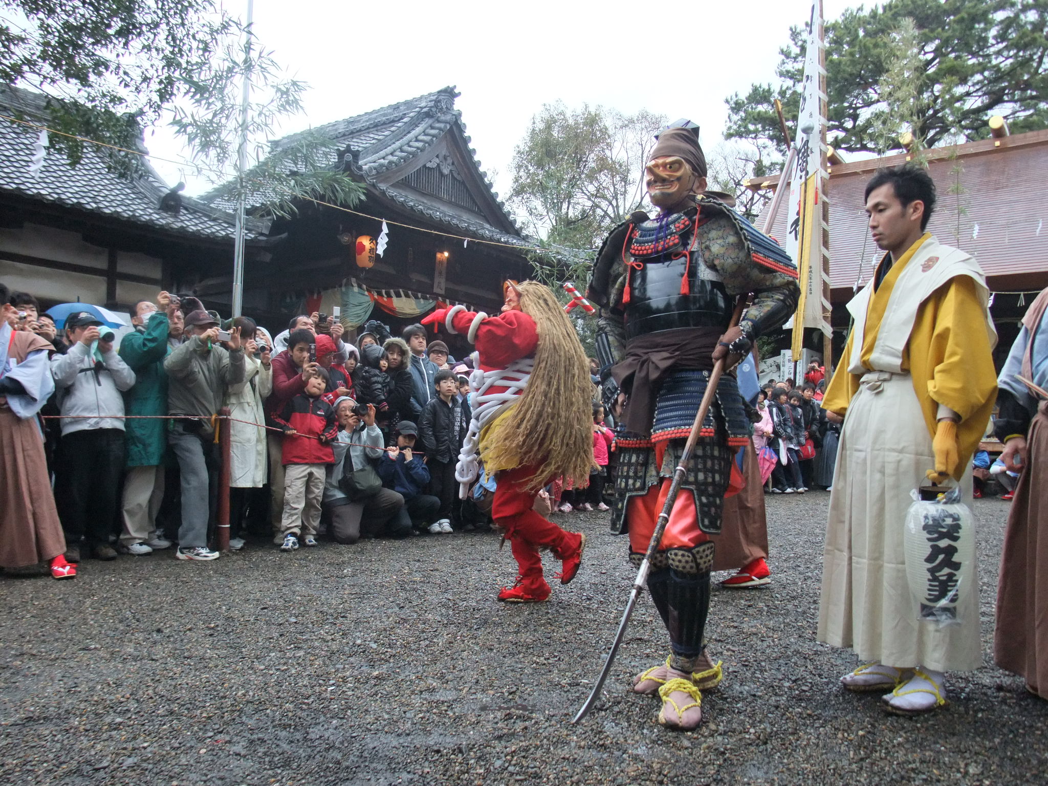 Spöttelei zwischen dem roten Dämon und dem Tengu-Kobold