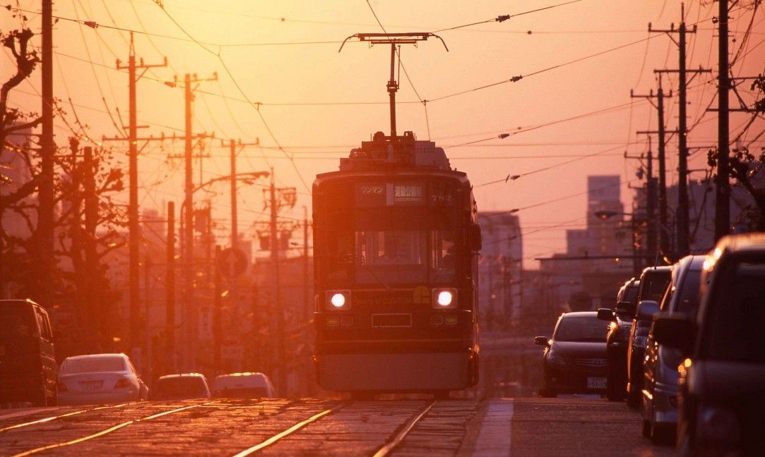 รถไฟแล่นบนรางใช้ร่วมกับถนน “ชิเด็น (รถไฟที่แล่นในเมือง)”