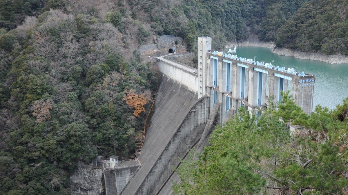 佐久間ダムと佐久間湖